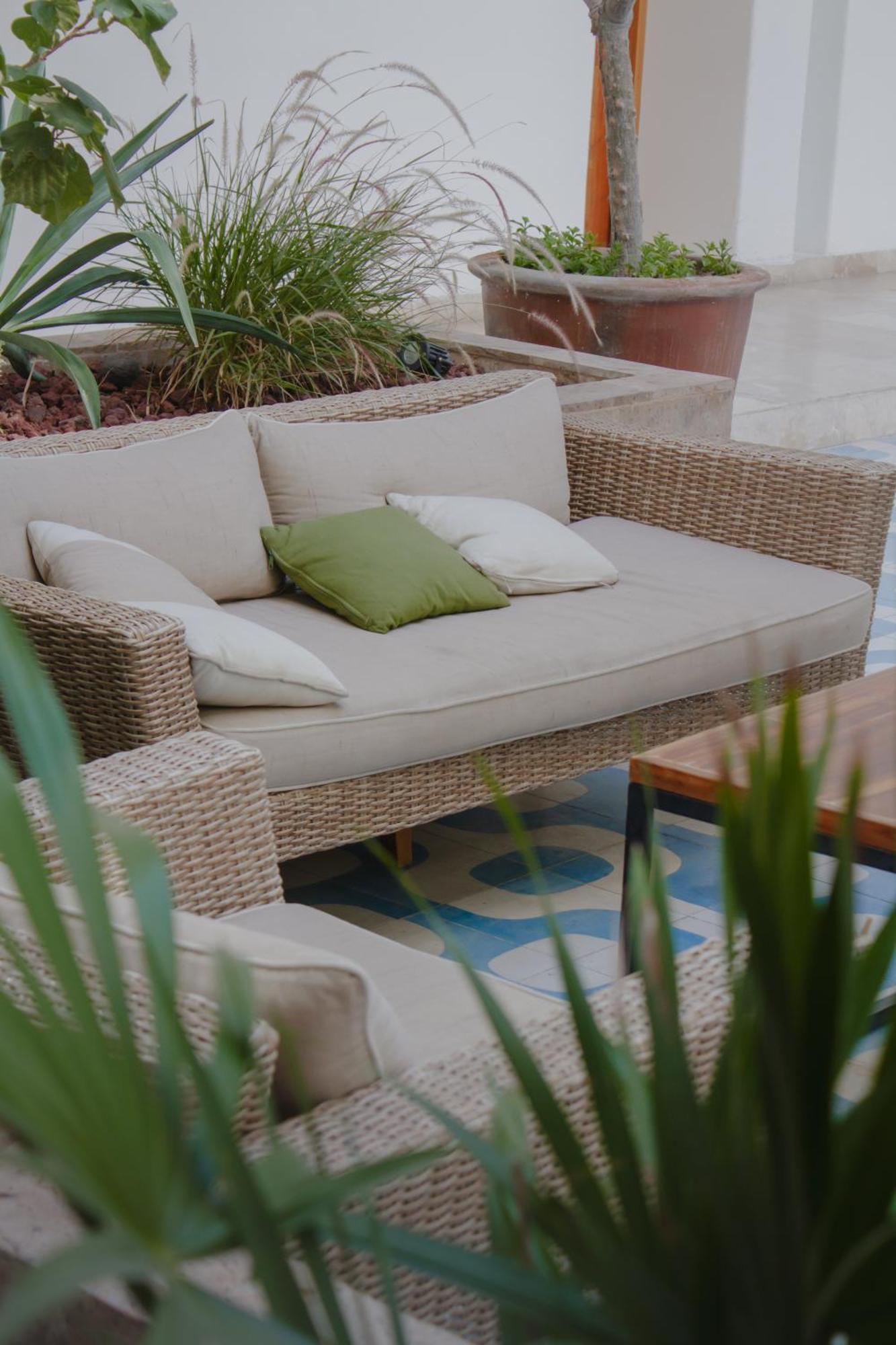 Hotel Catedral La Paz Esterno foto A rattan sofa