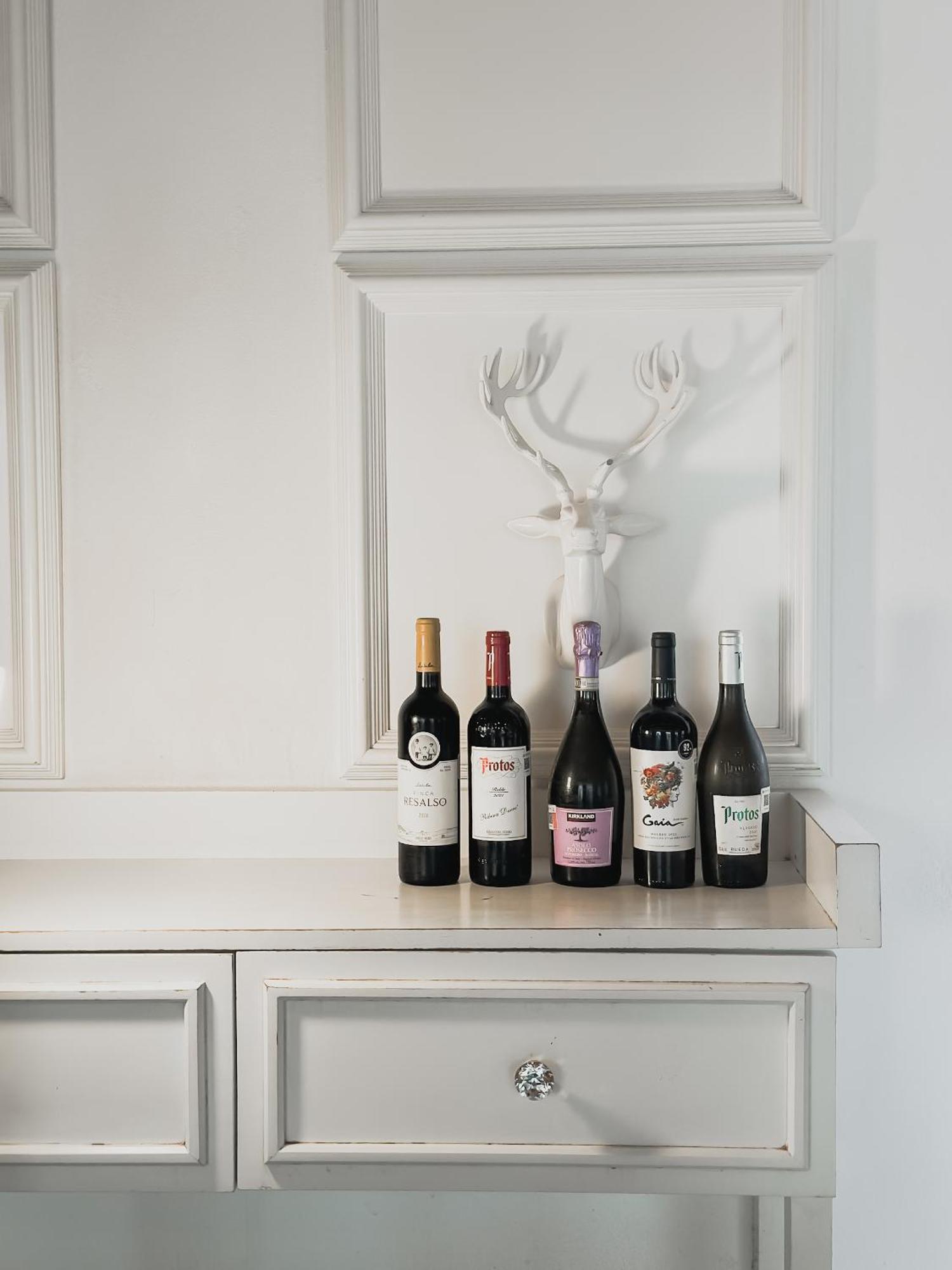 Hotel Catedral La Paz Esterno foto A selection of wine from the Rioja DOCa