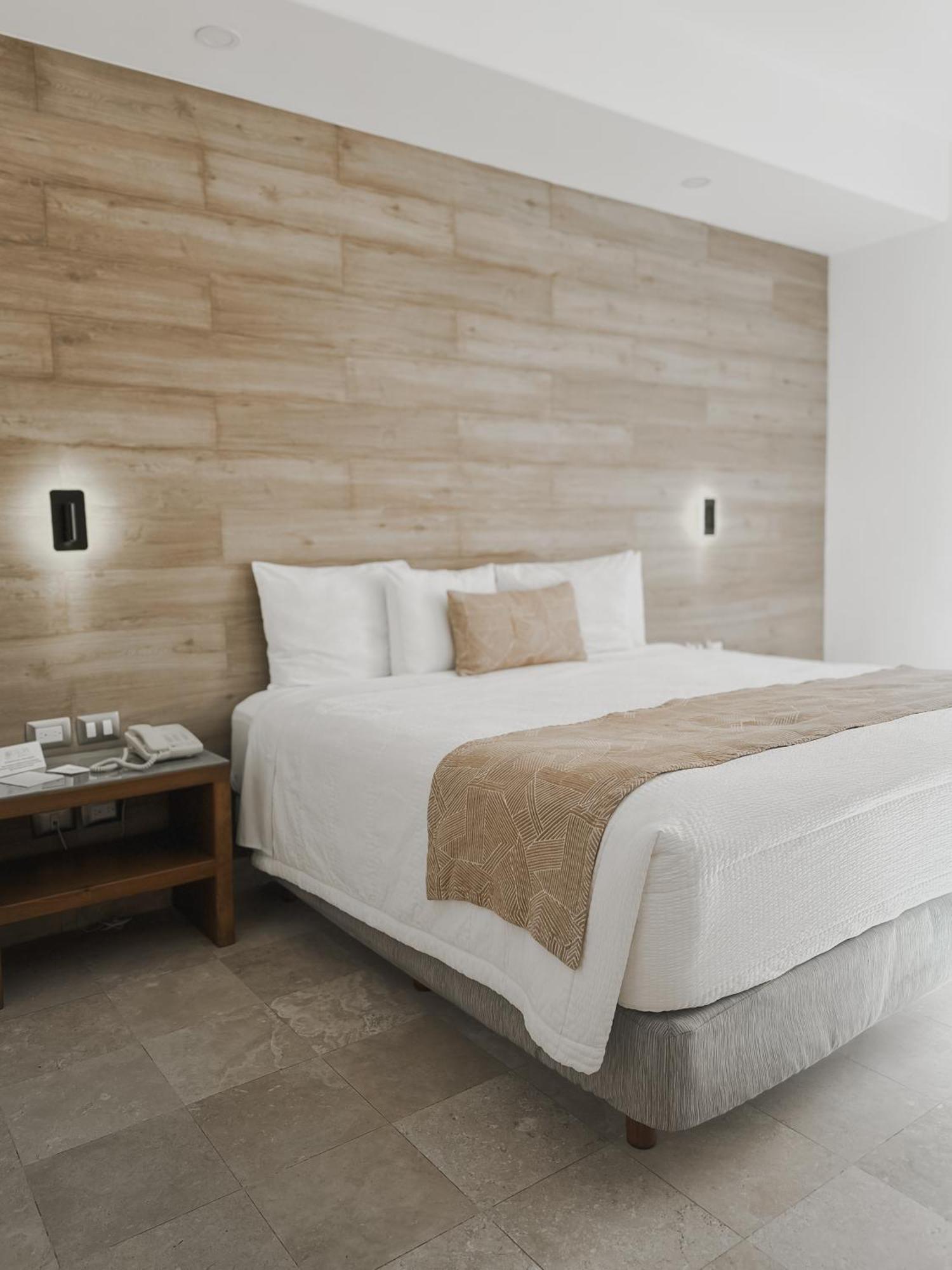 Hotel Catedral La Paz Esterno foto A bed with a bed runner