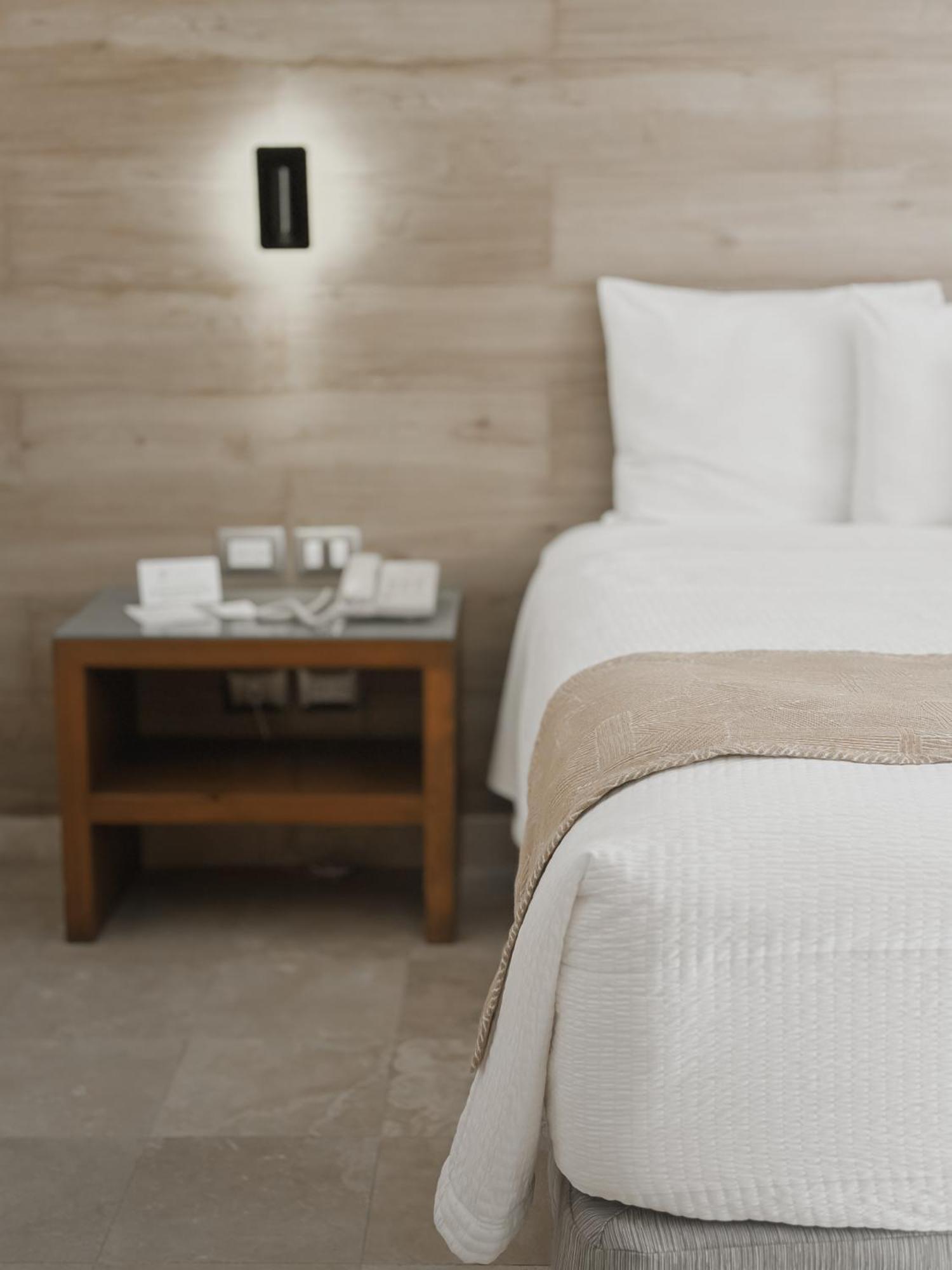 Hotel Catedral La Paz Esterno foto A bedside table